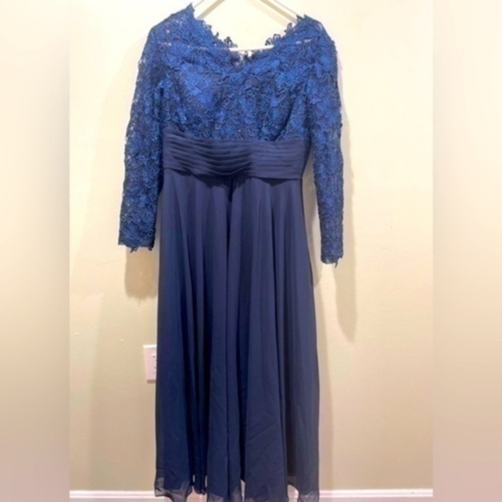 Elegant Blue Lace Evening Dress